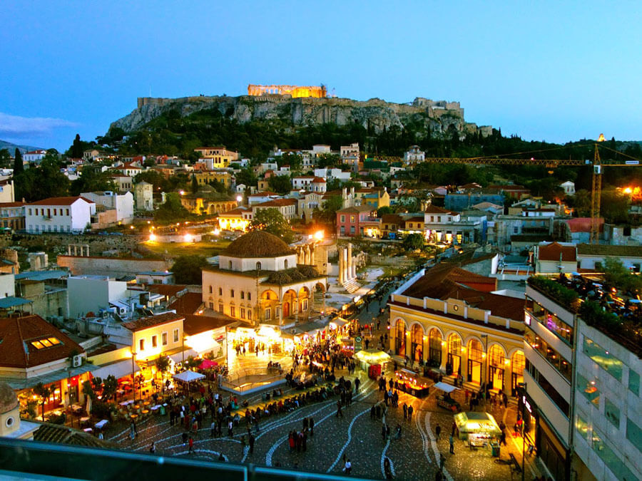 Plaza Monastiraki con ambiente nocturno y tabernas